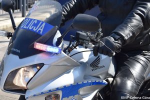 zdjęcie kolorowe, widok zbliżenia przodu motocykla policyjnego marki Honda w kolorze srebrno-czarnym
