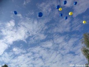 fotografia kolorowa, niebieskie i żółte balony lecące na tle nieba