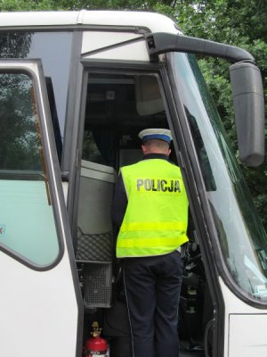 Policjant stojący w środku autobusu