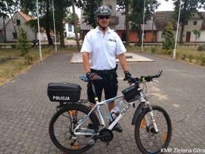 Zdjęcie policjanta stojącego przy rowerze