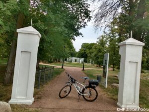 Zdjęcie roweru policyjnego w parku