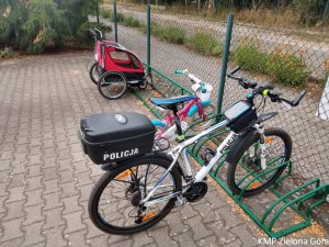 Policyjny rower zaparkowany w stojaku dla rowerów