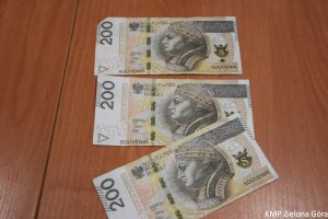 Zdjęcie trzech banknotów dwustuzłotowych służących do zabawy