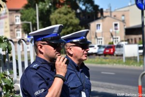 Dwóch policjantów obserwujących ulice