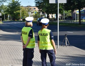 Dwie policjantki stojące przy ulicy