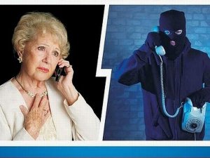 Zdjęcie podzielone na pół. Po prawej stronie zamaskowany mężczyzna dzwoniący przez telefon stacjonarny, a po lewej stronie zmartwiona starsza kobieta ubrana na biało odbierająca telefon