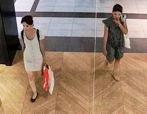 Dwie kobiety wchodzą do sklepu