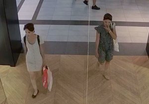 Dwie kobiety wchodzą do sklepu