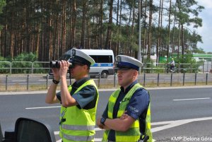 Policjanci Ruchu Drogowego pilnują bezpieczeństwa na drodze