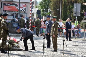Policjanci składają kwiaty pod pomnikiem Bohaterów Westerplatte