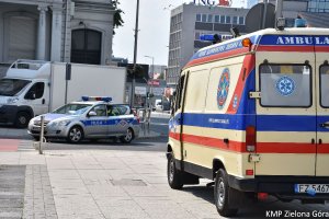 Policjanci ruchu drogowego i ambulans na placu bohaterów