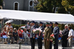 Delegacje składające kwiaty pod pomnikiem bohaterów Westerplatte
