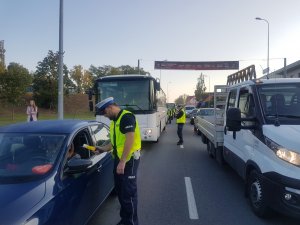 Policjanci Ruchu Drogowego sprawdzają stan trzeźwości kierowców