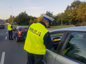 Policjanci Ruchu Drogowego sprawdzają stan trzeźwości kierowców