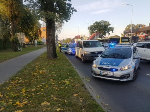 Zatrzymany pojazd Volkswagen przez radiowozy Policji