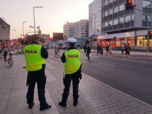 Dwóch policjantów pilnuje bezpieczeństwa przy przejściu dla pieszych na jednej z ulic Zielonej Góry