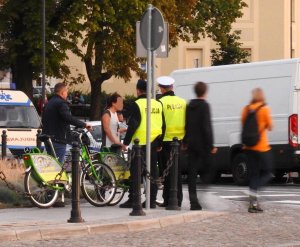 Policjanci rozmawiają z rowerzystami