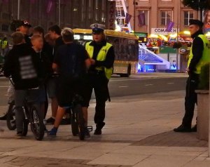 Policjanci rozmawiają z młodzieżą na rowerach