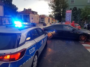 Policjanci zabezpieczają kolizje trzech aut