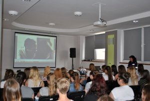 Młodzież ogląda prezentacje odnośnie handlu ludźmi