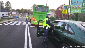 Policjanci dokonują pomiaru stanu trzeźwości kierujących