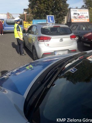 Policjantka Ruchu Drogowego kontroluje samochód nauki jazdy