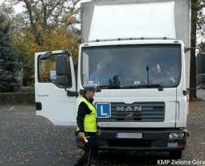 Policjantka Ruchu Drogowego kontroluje pojazd ciężarowy nauki jazdy
