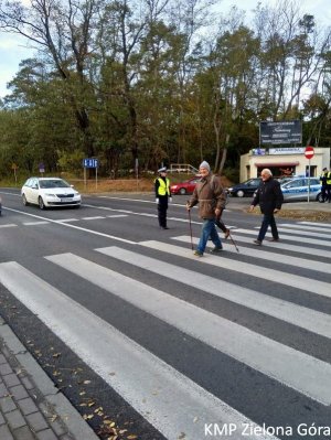 Policjantka Ruchu Drogowego wstrzymuje ruch przy przejściu dla pieszych