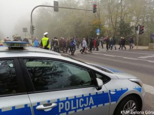Policjant Ruchu Drogowego pilnuje bezpieczeństwa pieszych przy cmentarzu