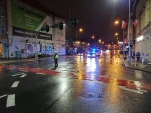 Policjant Ruchu Drogowego zabezpiecza skrzyżowanie na trasie biegu