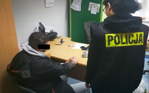 Policjantka z zatrzymanym mężczyzną na komisariacie w Sulechowie