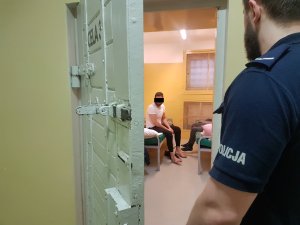 Dwóch zatrzymanych mężczyzn w celi
