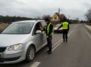 Policjanci podczas zatrzymanie samochodu do kontroli trzeźwości kierowcy