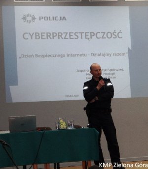 Wystąpienie policjanta w temacie cyberprzestępczości