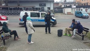Policjanci rozmawiający z bezdomnymi przy Dworcu PKP