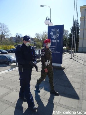 Patrol przed komendą Miejską Policji W Zielonej Górze.