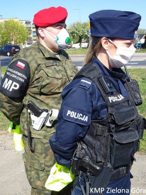 Zdjęcie Policjantki oraz mundurowego z  Żandarmerii Wojskowej.