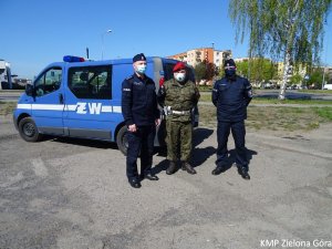 Zdjęcie patrolu zmotoryzowanego składającego się z dwóch Policjantów oraz mundurowego  Żandarmerii Wojskowej.