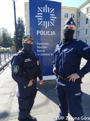 Policjanci w maseczkach ochronnych przed komendą Miejska Policji w Zielonej Górze.