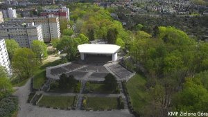 Ujęcie wykonane przy użyciu drona , przedstawiające Zielonogórski amfiteatr.