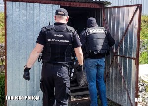 Policjanci podczas przeszukiwania terenu na którym znaleziono nielegalny tytoń i duże ilości narkotyków.