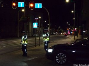 Policjanci ruchu drogowego mierzą prędkość przejeżdżających pojazdów
