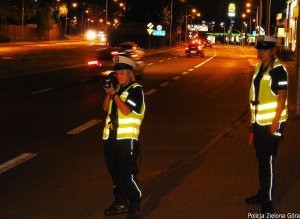 Policjantki ruchu drogowego mierzą prędkość pojazdów