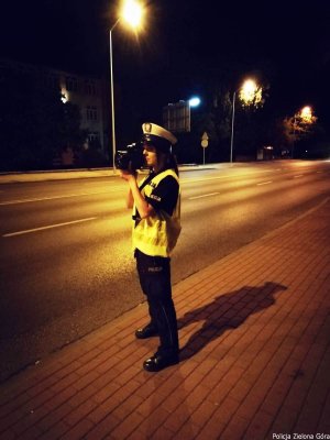 Policjantka mierząca prędkość pojazdów