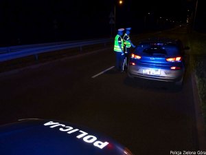 Policjanci kontrolują zatrzymanego kierowce