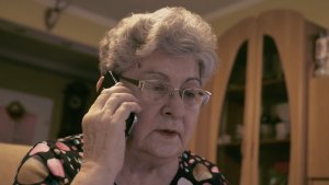 Starsza kobieta dzwoniąca przez telefon komórkowy