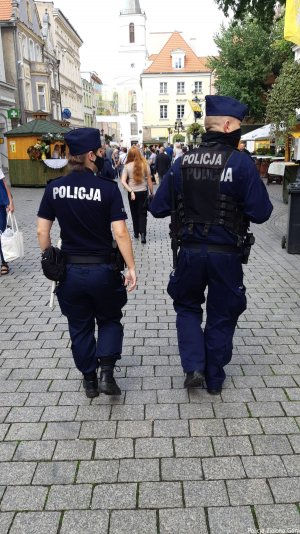 Policjanci pieszo patrolują rynek