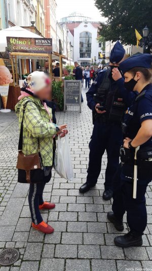 Policjanci rozmawiają z starszą panią