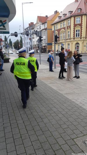 Policjantki Ruchu Drogowego pieszo patrolują ulice