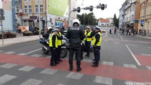 Policjanci Ruchu Drogowego zabezpieczają ulice